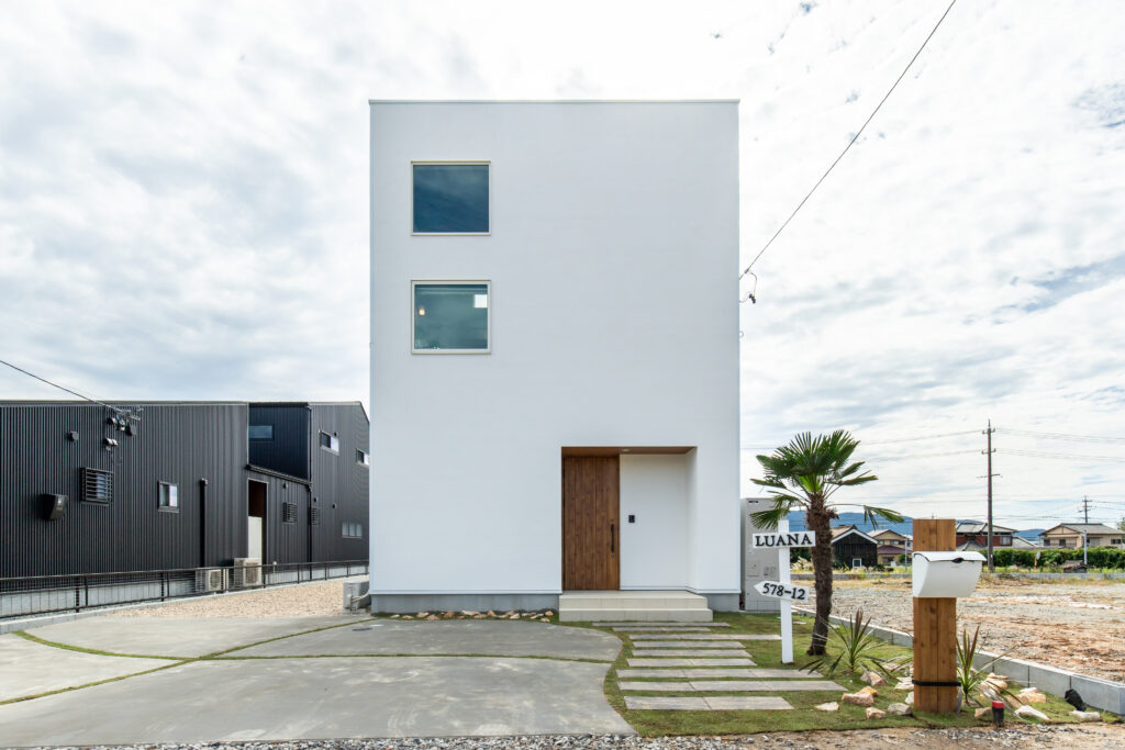 空とつながる屋上リビングのある家